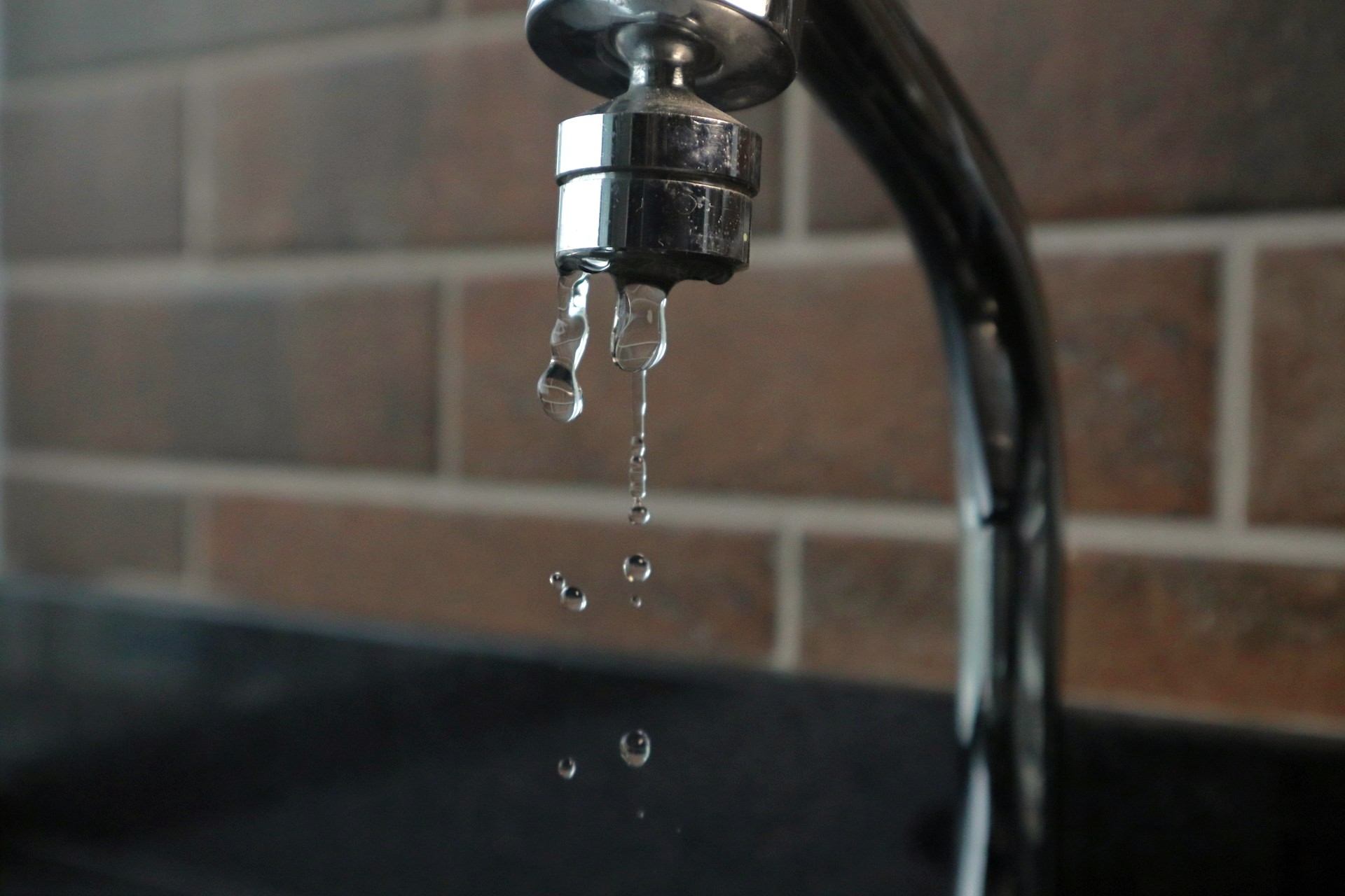 自來水有漂白水味怎麼辦？水龍頭異味原因與改善方法